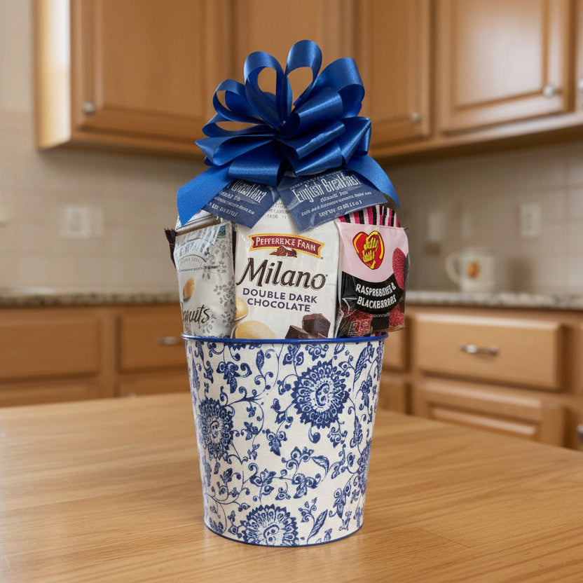 Cesta de regalo floral azul de Jenny