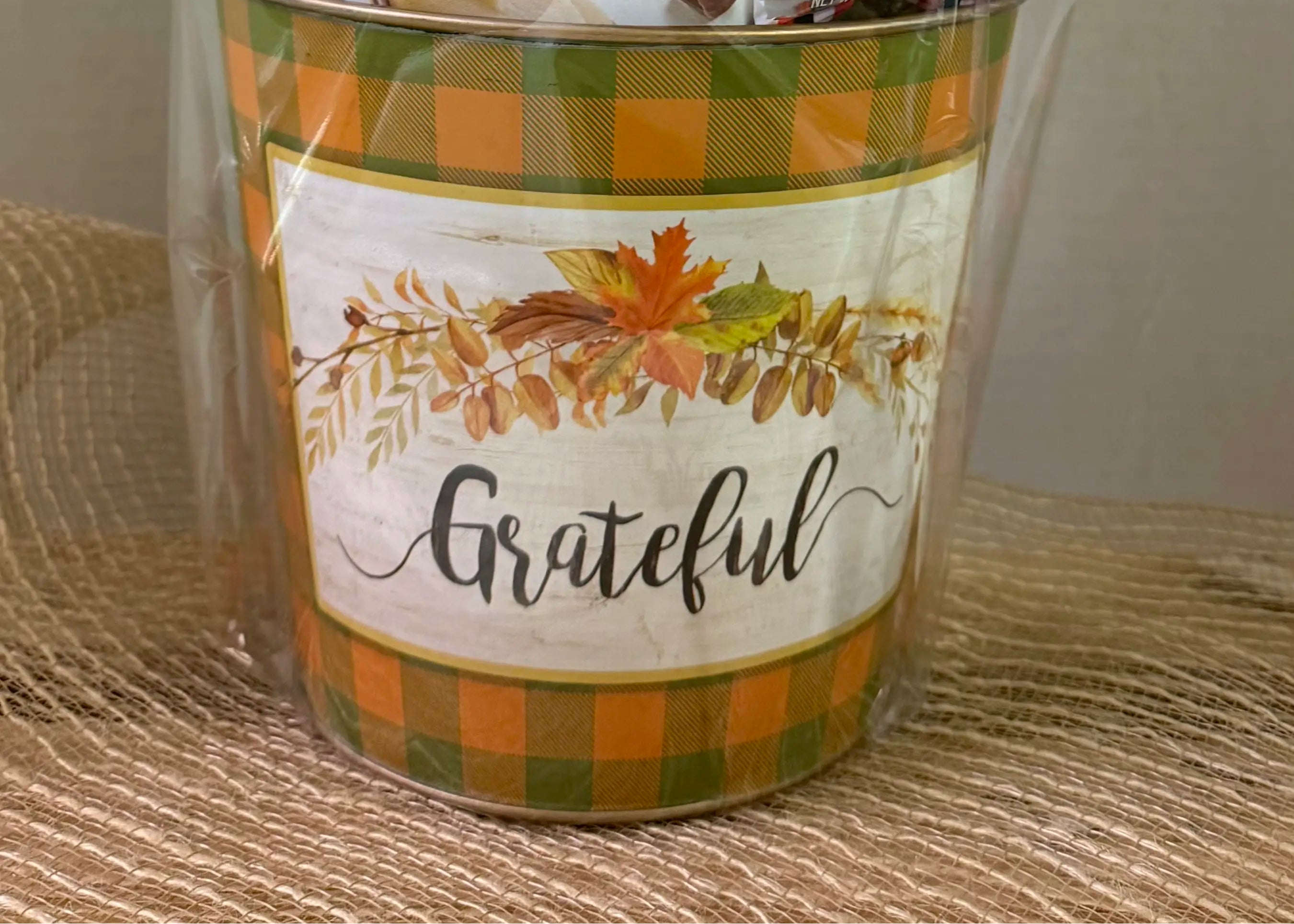 Pequeña cesta de regalo de otoño para personas agradecidas