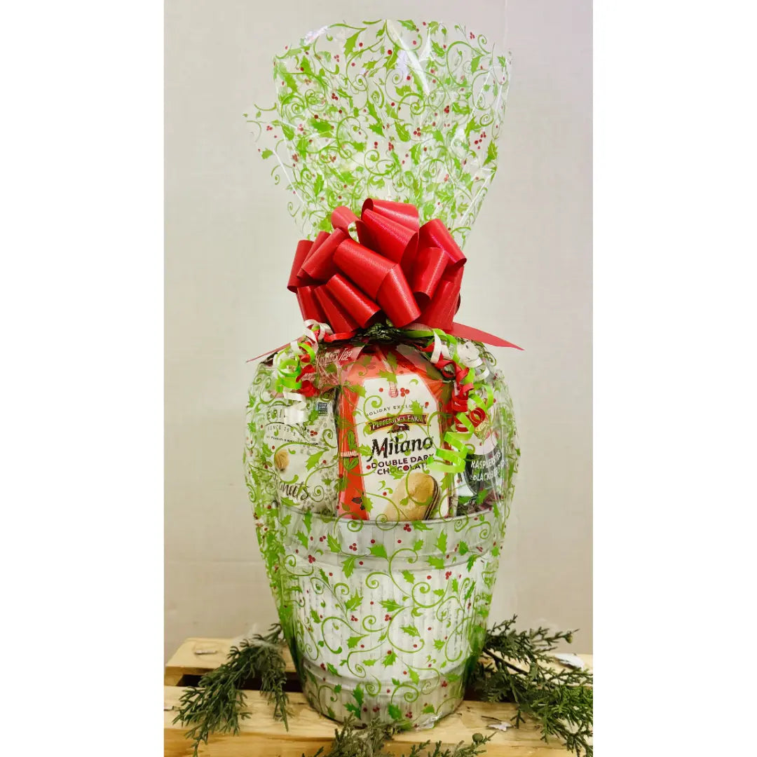 Cesta de regalo pequeña a rayas blancas envuelta en papel de acebo - Regalo navideño