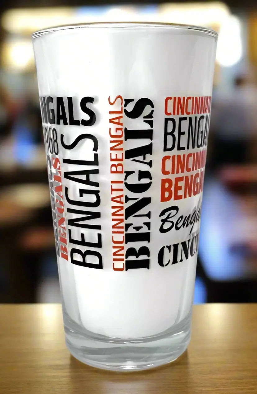 Guinness - Lot de 2 verres à pinte en relief + 2 sous-bocks aléatoires bonus (Toucan, Logo Guinness - Lot de 2 verres à pinte en relief + 2 sous-bocks aléatoires bonus (Toucan, Logo